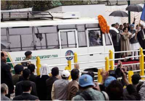 Manmohan Singh flagging off the first bus Karvan-e-Aman bus