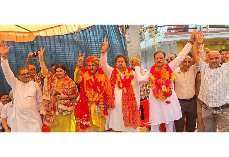 Senior Cong leaders Raman Bhalla, Ch Lal Singh and others at Dr Manohar Lal’s massive rally in Billawar.  |JK Assembly Elections images
