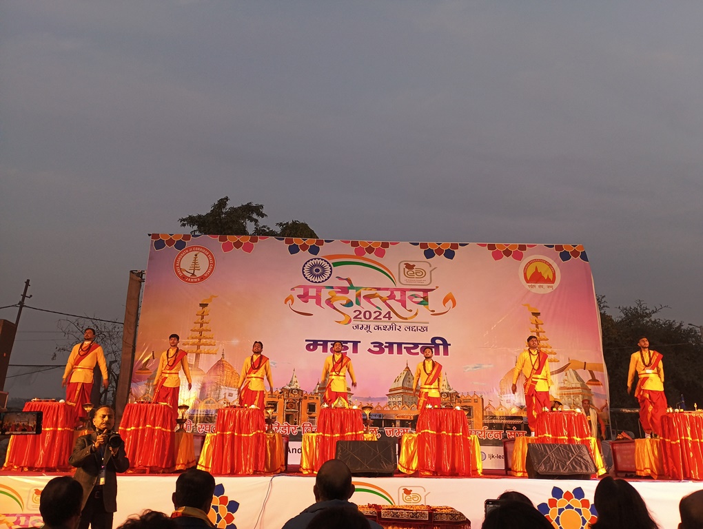 Maha Aarti, organized by the Shri Raghunath Ji at Mahotsav 2024