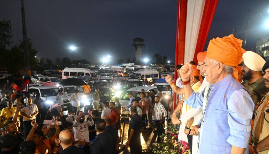 Amarnath yatra 2025 begins with devotional zeal and enhanced security 1 Lg sinha flags off first batch of amarnath yatra pilgrims from jammu amid multi-tier security