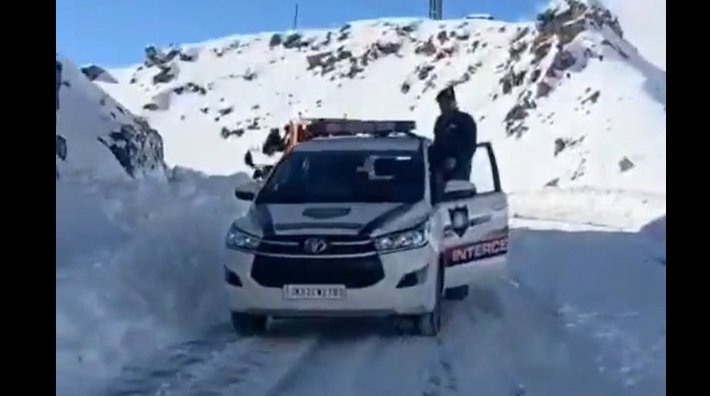 Traffic Police Sub-Inspector Suspended for Shooting Reel on Snowy Mughal Road, Inquiry Ordered